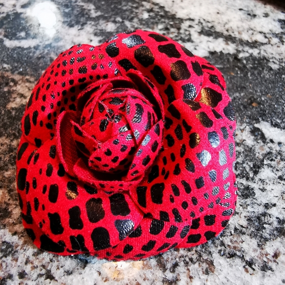 Vintage Red and Black Snakeskin Pattern Fabric Flower Brooch - Picture 7 of 9